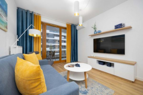 Air Conditioned Apartment in Warsaw with Parking, Desk and Bathtub by Noclegi Renters